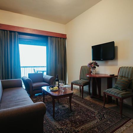 Holiday Suites Hotel & Beach Resort Джуния Екстериор снимка