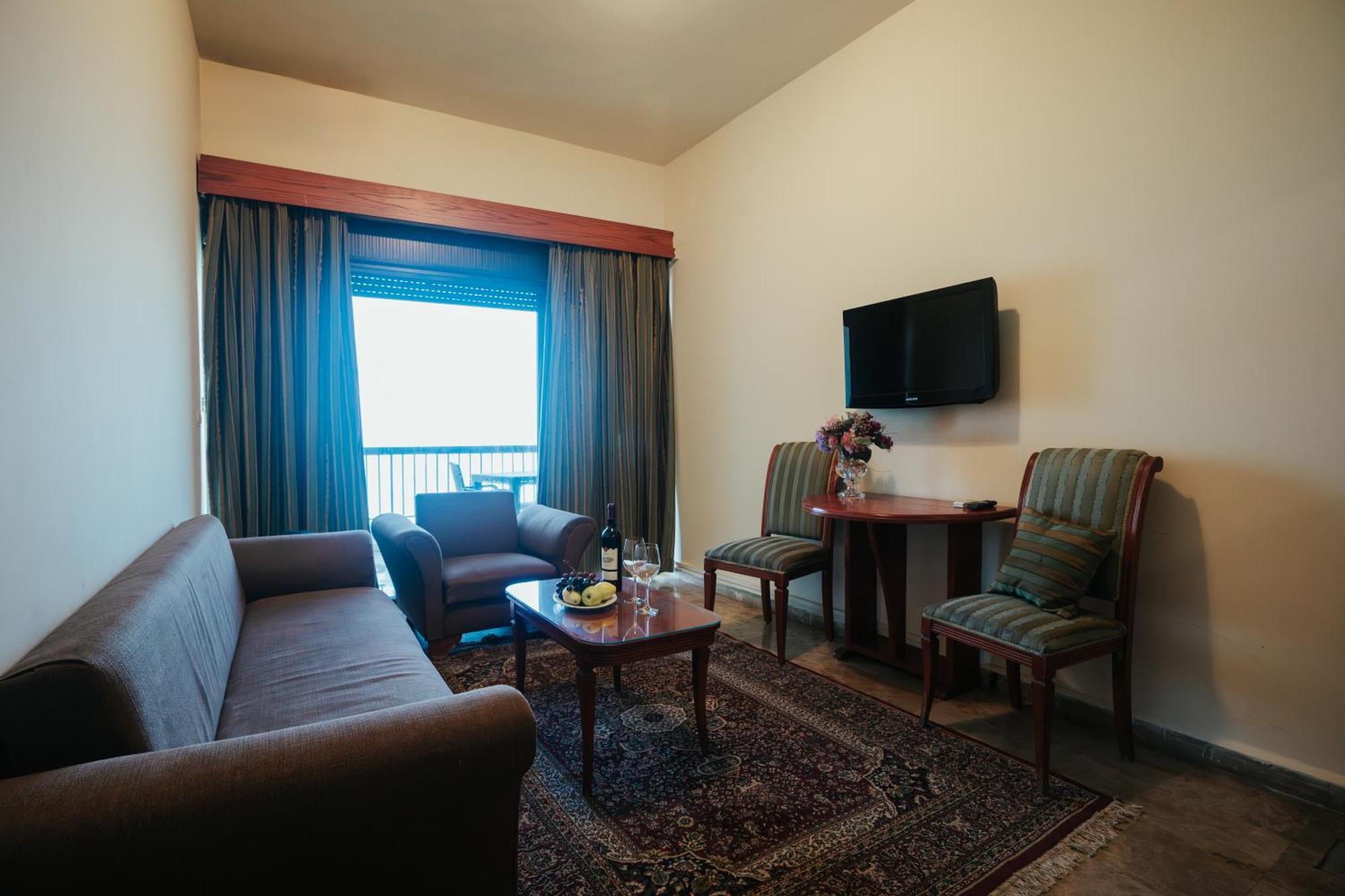 Holiday Suites Hotel & Beach Resort Джуния Екстериор снимка