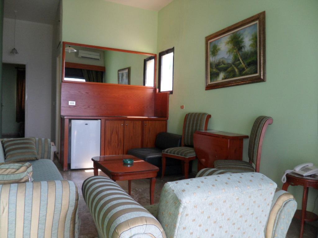 Holiday Suites Hotel & Beach Resort Джуния Екстериор снимка