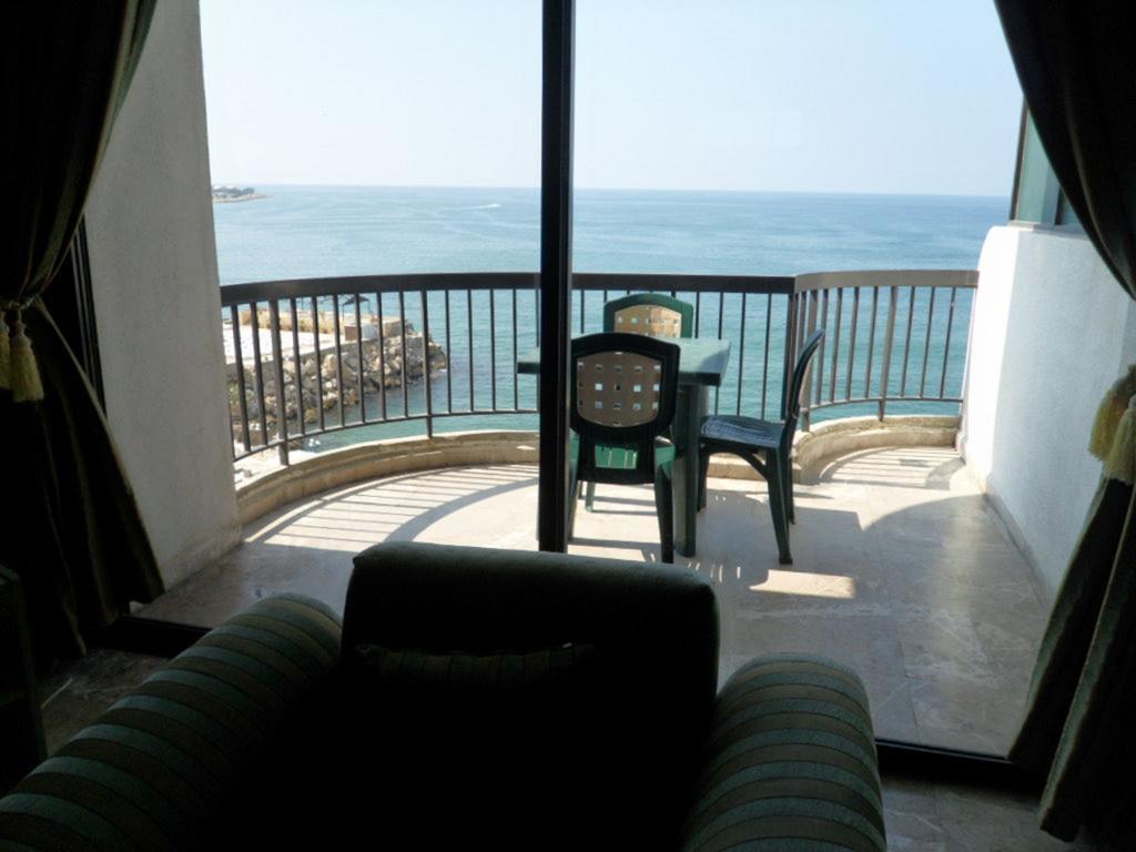 Holiday Suites Hotel & Beach Resort Джуния Стая снимка